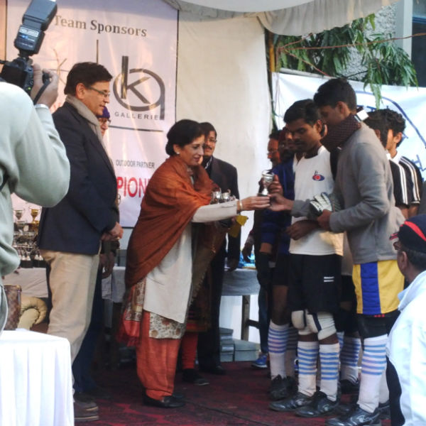 Giving trophy to players