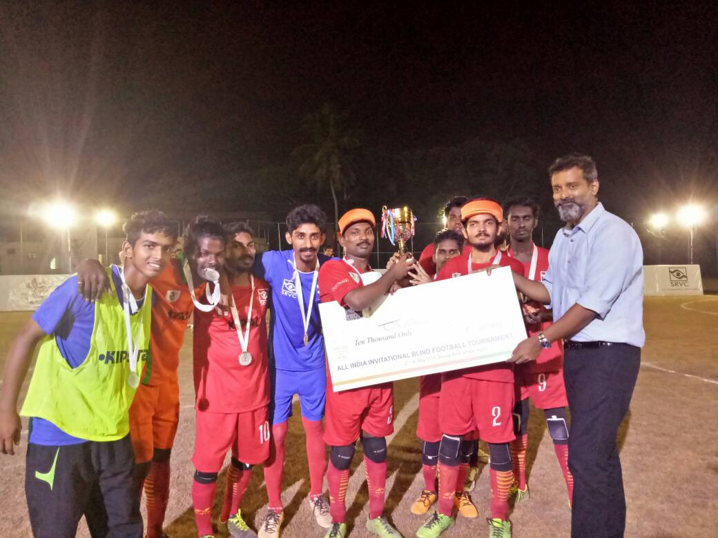 Actor Sijoy Varghese giving cash price to kerala team